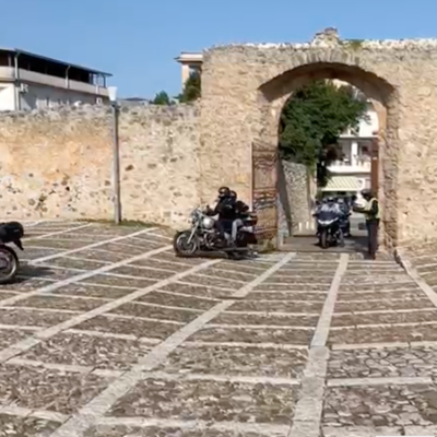 055 Attraverso L Ingresso Principale Chiuso Da Un Cancello In Ferro Che Si Affaccia Sulla Strada Per San Cipirrello Si Accede Ad Una Piazzuola Di Circa 1350 Metri Quadri.jpg 