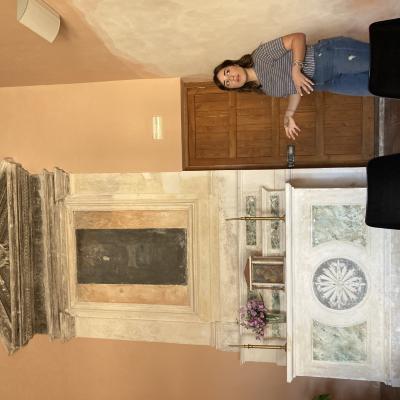 058 Nives Della Proloco Di Partinico Ci Mostra La Rappresentazione Della Madonna Del Ponte Riprodotta Su Pietra