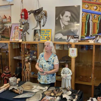072 Ci Accoglie La Signora Laura Canino Per Farci Ammirare La Collezione Dell Ottocento Dell Opera Dei Pupi Della Famiglia Canino