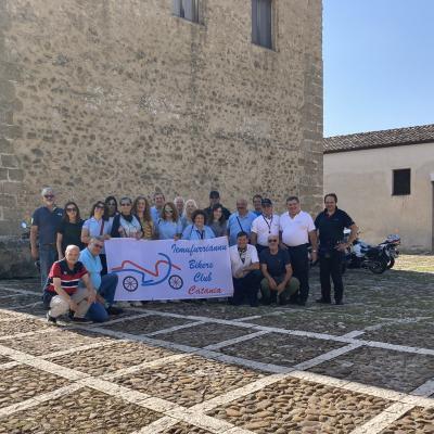 080 Ringraziamo Il Presidente Della Pro Loco Sig Coniglio Nives Che Ci Ha Accompagnato E La Signora Laura Canino Del Museo Dei Pupi Per L Ospitalita Facendo Una Foto Di Gruppo Insieme
