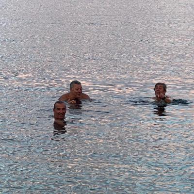 107 Mentre Il Presidente Cerca Di Risolvere I Problemi Delle Camere Di Alcuni Soci Altri Se La Sciaquariano Al Mare