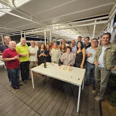 115 Foto Di Gruppo Attorno Ad Un Tavolo E Una Torta