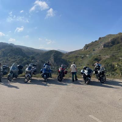 122 Parcheggiamo Le Moto Per Scendere Al Mulino Fiaccati Accanto Alla Ferrovia