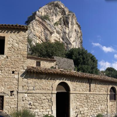 125 Il Mulino E Stato Costruito Con Ottima Pietra A Vista Di Provenienza Locale L Edificio Consta Di Un Corpo Centrale Suddiviso In Tre Ambienti
