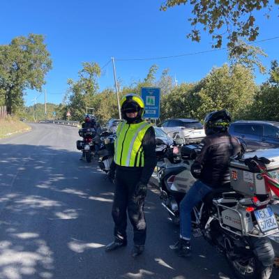 008 La Staffetta Giancarlo Indirizza I Motociclisti Sulla Retta Via