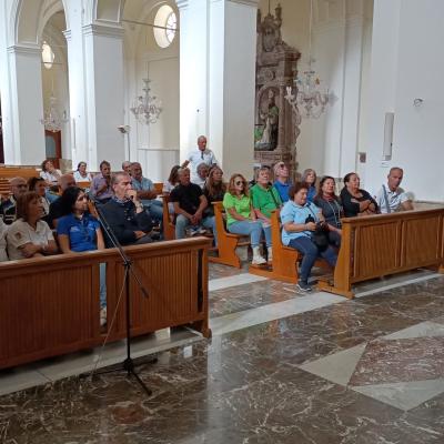 024 Melania Ci Fa Accomodare Sulle Panche Prima Di Inziare La Descrizione Della Chiesa