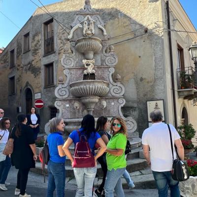 049 La Fontana Di San Vito Ha Forma Piramidale Su Cui Si Vedono Tre Vasche Semicircolari Decrescenti