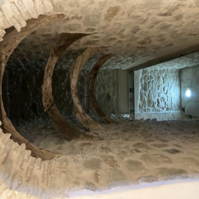 068 Per Accedere Al Piano Superiore Le Scale Sono Due La Prima E Collocata Quasi Vicino L Ingresso Della Struttura