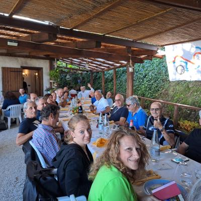 079 La Lunga Tavolata In Attesa Delle Prelibatezze Di Luciana