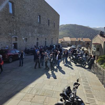 010 Parcheggiamo Nella Piazza Antistante Il Castello Branciforti Di Raccuja