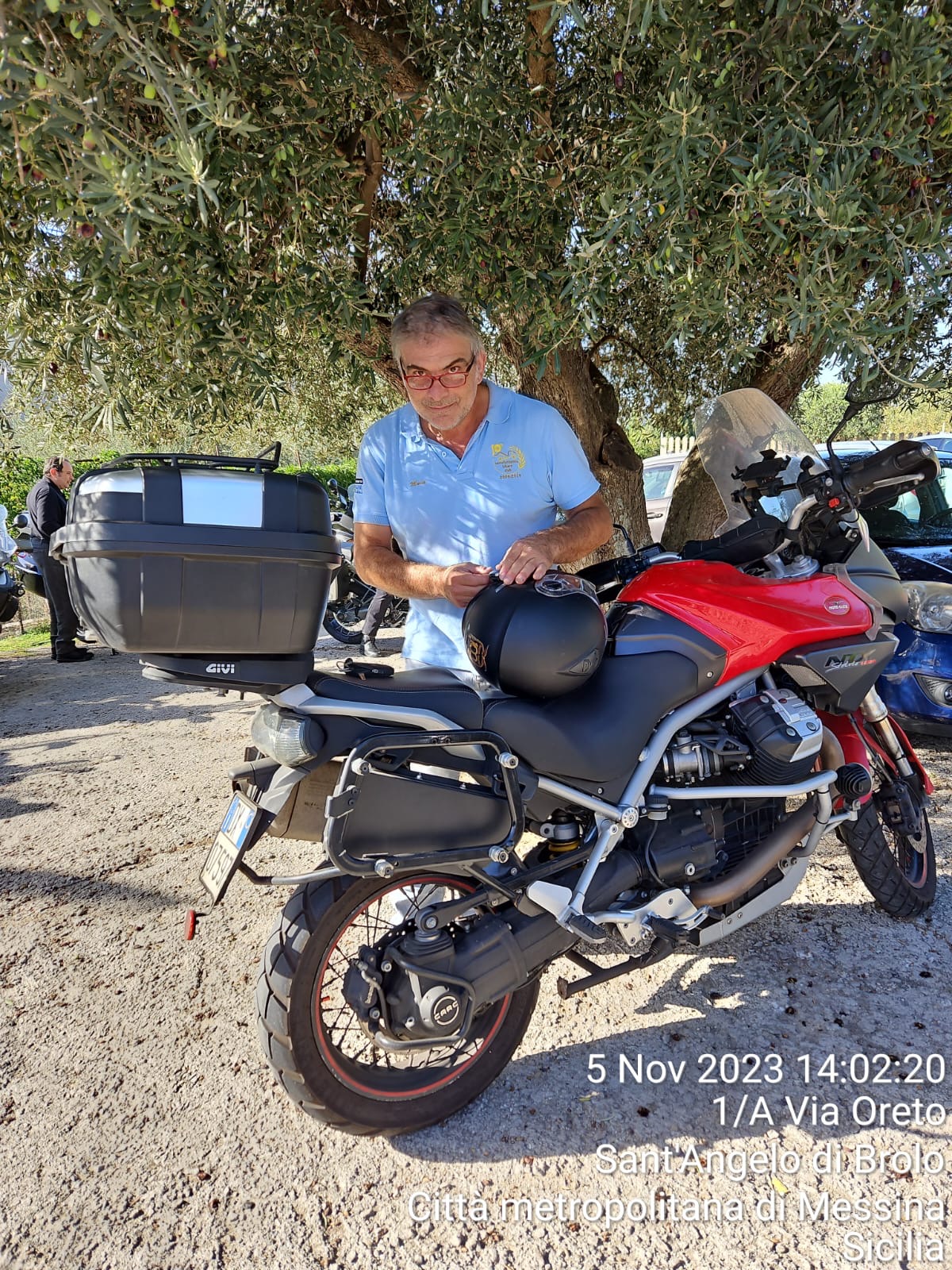 056 Il Rande Mario Si Sitema Il Laccetto Del Casco Priam Che Lo Perde