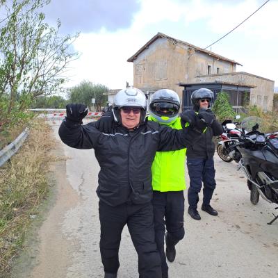 006 Giacomo Preso Alle Spalle Dall Uomo Mascherato Yellow