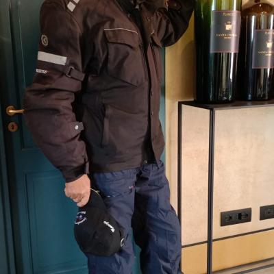 012 Maurizio Ci Mostra La Bottiglia Che Pensa Di Comprare