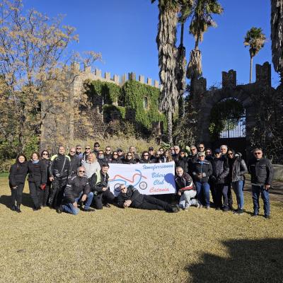 018 Foto Di Gruppo Con Alle Spalle Il Castello Oggi Di Proprieta Della Famiglia Ciancio Di Catania