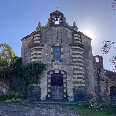 021 La Bellissima Chiesa Di Santa Domenica A Pianta Ottagonale Realizzata In Stile Normanno Con Pietra Lavica