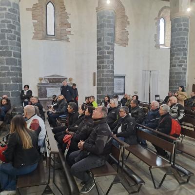 010 Ci Accomodiamo Per Ascoltare Il Racconto Della Nostra Guida