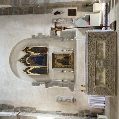 013 Sull Altare Trittico Dipinto Su Tavola Raffigurante S Benedetto S Antonio Abate E Nella Pala Centrale La Vergine Maria Con Gesu Bambino Ai Lati Due Bassorilievi In Marmo Arcangelo Gabriele E Vergine Annunziata