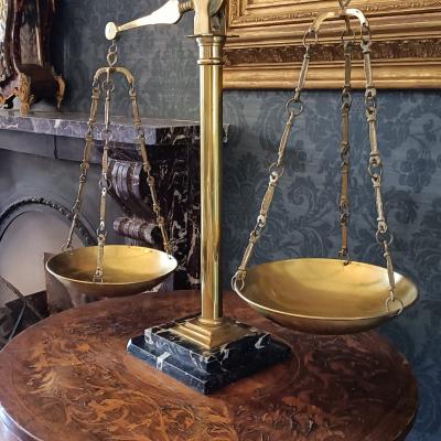 027 Piccola Bilancia Antica In Metallo Su Tavolinetto Intarsiato