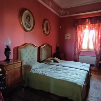 027bis Al Primo Appartamento La Camera Da Letto A Due Singolari Quadri Lavorati A Punta D Argento Rappresentanti La Figura Del Duca E Della Duchessa Sopra Il Letto I Quadri Della Regina Vittoria E Del Principe Consorte Alberto Di Sassonia