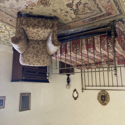031 Nella Stanza Da Letto Si Osservano Un Letto Pregiato Due Comodini Pregiati Intarsiati Uno Del Sec Xxiii E Laltro Del Xix Con Due Lumi Di Porcellana Nera