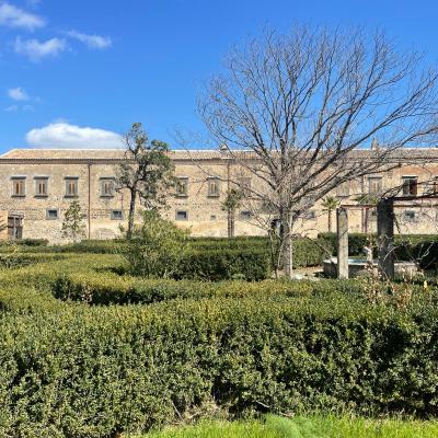 042 Nel Giardino Si Trovano Prati All Inglese Una Fontana Zampillante Con Pesci E Nel Centro Un Putto Abbracciato Ad Un Delfino Una Vera Di Pozzo Di Stile Gotico