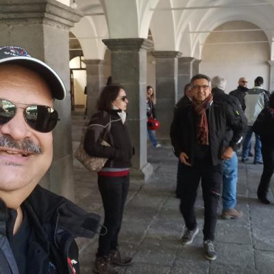 045 Un Selfie Di Domenico Con Gli Amici Italia Nel Largo Portico Coperto Probabile Opera Del Secolo Passato Che Da Adito Al Grande Cortile Che Fa Da Centro Di Tutto Il Vasto Complesso
