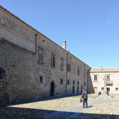 046 In Fondo Nel Centro Da Il Benvenuti La Croce In Basalto Innalzata In Onore E A Ricordo Di Orazio Nelson