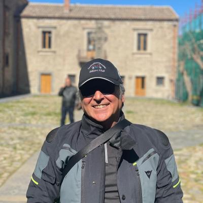 050 Riccardo Che Fa Onore Allo Iemufurriannu Indossando Il Cappellino Ufficiale