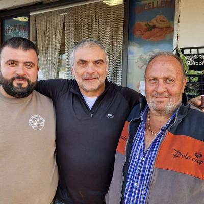 072 Abbiamo Dovuto Usare Il Grandangolo Per Fali Entrare Nella Foto Mario Insieme Alle Diverse Generazioni Del Panificio Il Figlio Davide Con Il Papa La Famiglia Costanzo