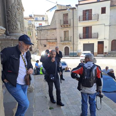 044 Il Vicepresidente Toni Si Appresta Ad Uscire Dalla Chiesa Con La Sua Amata Pipa Al Collo