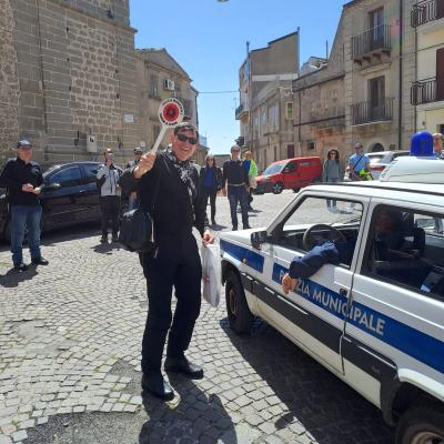 046 Il Presidente Collabora Con La Polizia Municipale Dirigendo Il Traffico