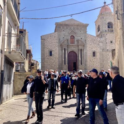 047 A Spassa Per Le Vie Di Cerami Verso Il Comune