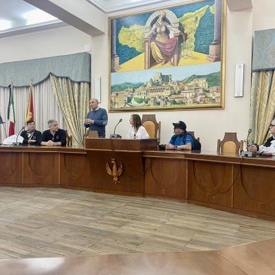 048 Veniamo Accolti In Sala Consiliare Dal Sindaco Prof Silvestro Chiovetta E Dal Vice Sindaco Sabina Sillaro