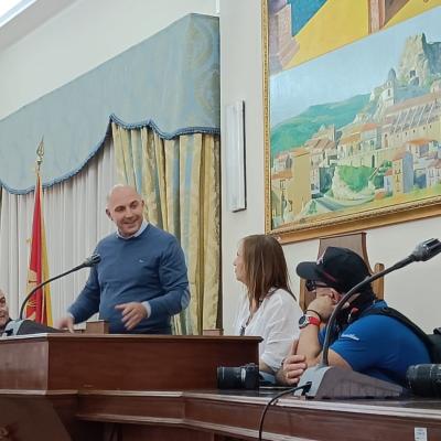 049 Il Sindaco Ci Da Il Benvenuto