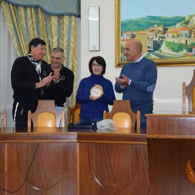 050bis Il Momento Della Consegna Della Ceramica Iemufurriannu Al Visesindaco Sillaro