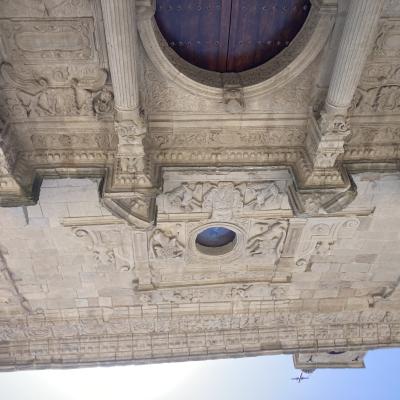 065 Le Quattro Colonne Con Fusto Scanalato Ornate In Basso Da Fogliame Stilizzato E Poi Rastremate Con Capitelli Compositi Poggiano Su Alti Piedistalli Che A Loro Volta Erano Decorati Con Figure Ad Alto Rilievo