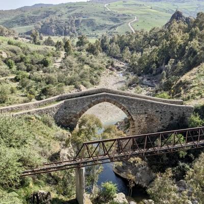 077 Il Ponte Di Cicerone O Ponte Del Principe E Collocato Sul Fiume Cerami Affluente Del Salso Esso Restaurato Nell Xi Secolo Fu Costruito Durante La Dominazione Romana Per Facilitare Il Transito Durante I Periodi Di Piena Del Fiume