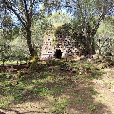 015 A Soli 100 Metri Dalla Chiesetta Del Villaggio Cristiano Procedendo Verso Sud Ovest Emergono I Resti Di Frequentazione Del Sito Andati Ben Oltre Il Periodo Nuragico