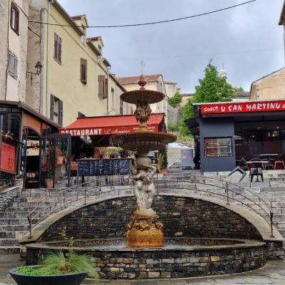 057 Prima Di Accedere Alla Citta Alta S Incontra Questa Armoniosa Fontana Posta Ai Piedi Della Rampa Di S.croce A Base Circolare Dove Tre Putti Sostengono La Sovrastante Struttuta Dalla Quale Scaturiscono I Getti D Acqua