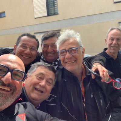 099 Non Poteva Mancare Questa Foto Rispecchia Il Rapporto Che Lega Le Persone Come Fratelli In Questo Gruppo