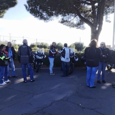 001 Si Salutano I Primi Arrivati Al Luogo Di Incontro