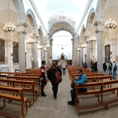 022 L Interno E Ripartito In Tre Navate Con Quella Centrale Sovrastata Da Lapidee Arcate A Pieno Sesto Sorrette Da Dodici Colonne In Pietra Cenerina Con Capitelli In Raro Stile Tuscanico O Toscano