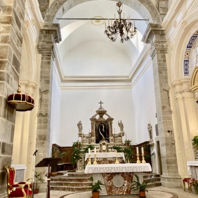 023 Sull Altare Maggiore Si Trova La Statua Lignea Di San Cono Del 1926 Essa Ritrae Il Santo Patrono In Atto Supplice Al Momento Della Morte Con Lo Sguardo Rivolto Al Cielo