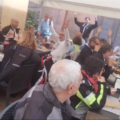 081 Nonostante La Musica Conivolgente Non Si Scugnanu Dal Tavolo1
