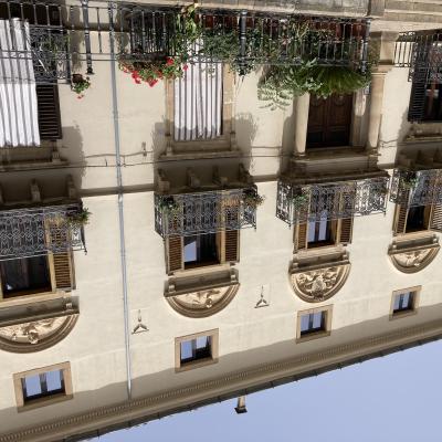 011 Il Portale E Affiancato Lateralmente Da Due Importanti Colonne Monolitiche Tuscaniche Che Sorreggono La Trabeazione Superiore E La Base Del Balcone Centrale