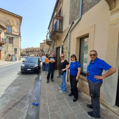 013 Non Tutti Seguono La Guida Parecchi Vanno Alla Ricerca Dell Ombra Fa Cauru