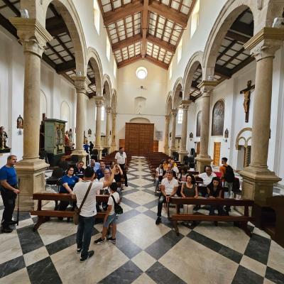 018 Di Pianta Basilicale A Tre Navate Con Colonne Monolitiche In Pietra