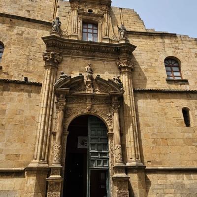 027 In Stile Barocco Il Portale Con Due Colonne Che Sorreggono Un Frontoncino Ad Arco Ribassato Con Le Statue Di Santa Lucia Nella Parte Centrale E Di Quelle Laterali Della Speranza E Della Carita