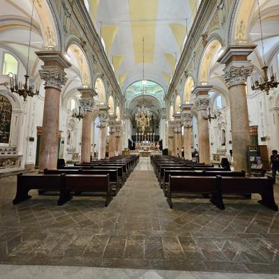 028 L Interno Della Chiesa A Croce Latina Con Transetto Abside E Cupola E Suddivisa In Tre Navate Separate Da Otto Colonne Monolitiche Allineate