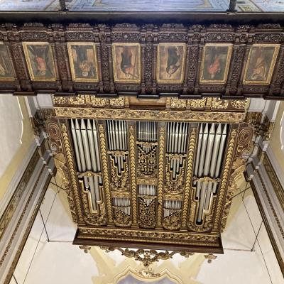 032 Il Maestoso Organo A Canne Risalente Ai Secoli Xvi Xx Formato Da 1000 Canne Sonore Molto Ornamentali E Costituito Da Una Lega Di Piombo Di Alluminio E D Argento E Opera Di Onofrio La Gala 1656 1664